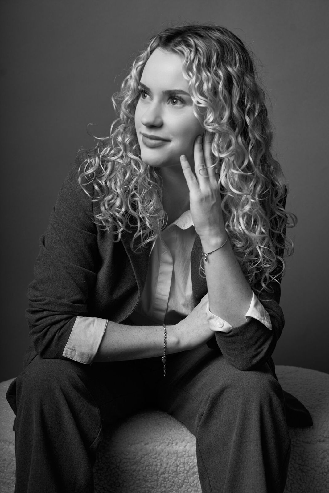 Portrait einer jungen Frau mit Locken, schwarzweiß