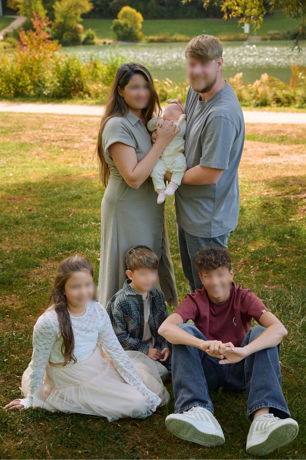 Familie mit drei Kindern im Park