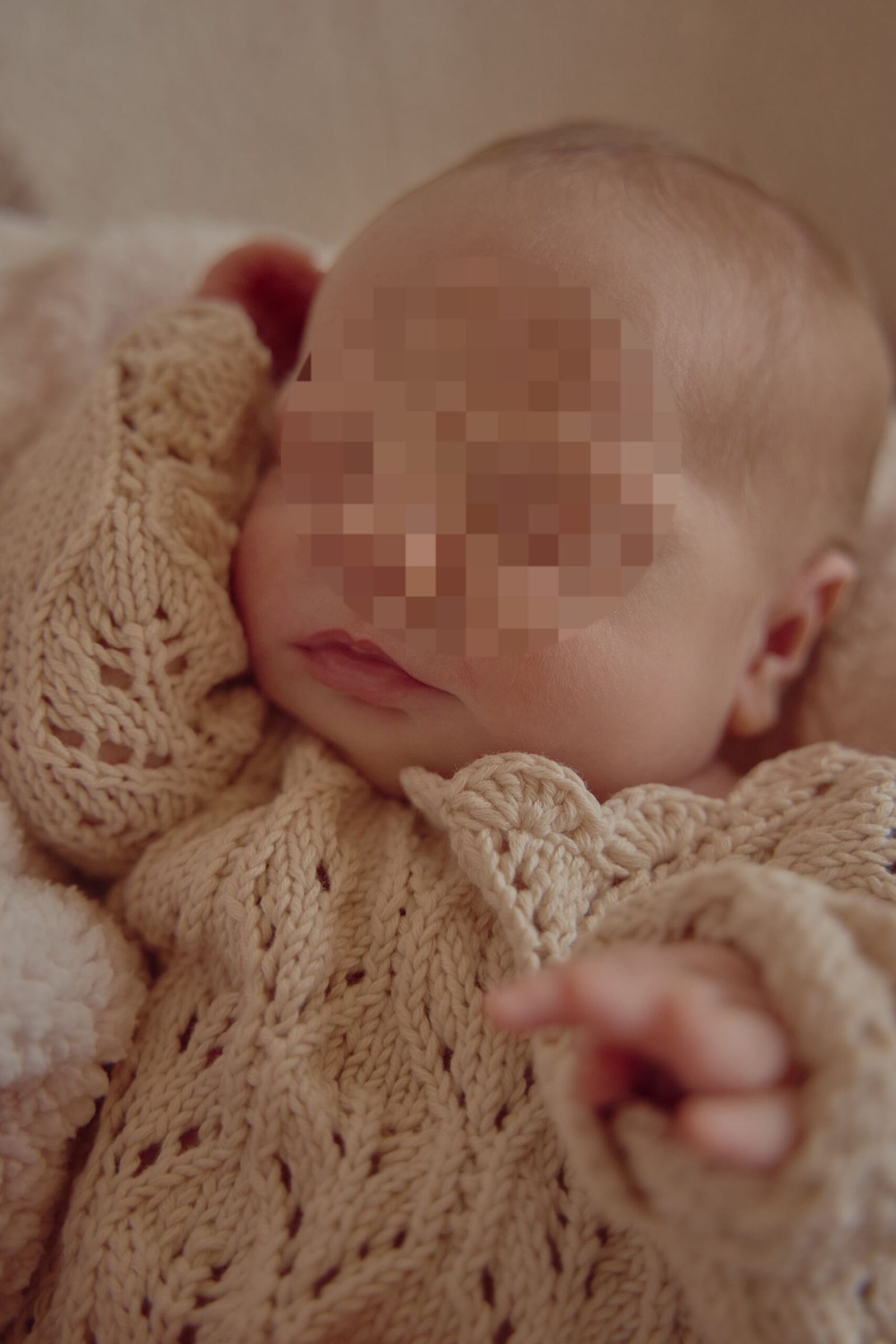 Neugeborenes in einer gestrickten Decke